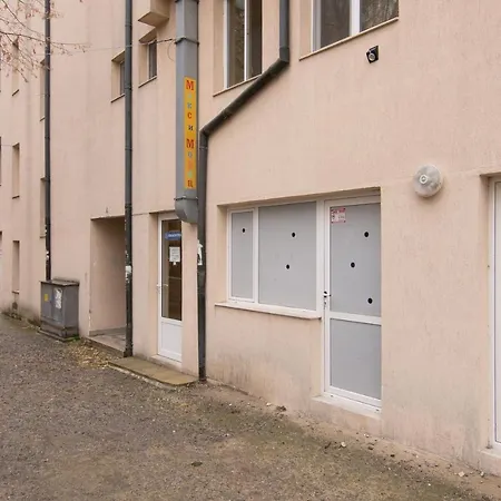Chaika Flat Close To Beach With Free Parking On Street Апартаменты *