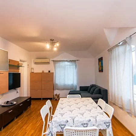 Chaika Flat Close To Beach With Free Parking On Street *