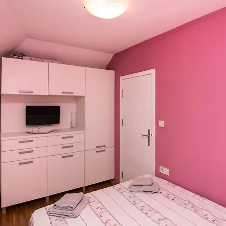 Daire Chaika Flat Close To Beach With Free Parking On Street *